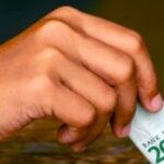 Ilustrasi politik uang di Jakarta pada Pemilu 2024. Foto: Freepik