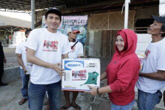 Komunitas Sopir Truk (KST) Jawa Barat (Jabar) menyalurkan bantuan dongkrak dan mesin steam kepada perwakilan sopir truk di Desa Bogor, Kecamatan Sukra, Kabupaten Indramayu, Rabu (12/7) siang. Setelah itu, mereka menyempatkan untuk berswafoto bersama di lokasi. Foto: KST