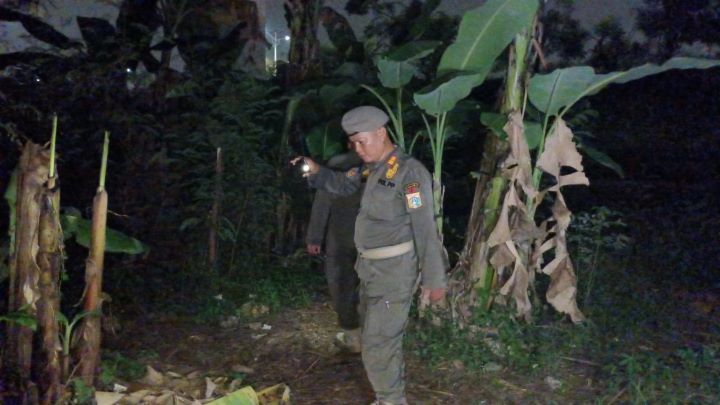 Aparat Satuan Polisi Pamong Praja (Satpol PP) Jakarta Timur saat menyisir mendapati pelumas hingga alat kontrasepsi bekas di Hutan Kota Cawang UKI, Kebon Pala, Makasar. Foto: Ist