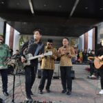 Musisi dan gitaris grup band Padi Reborn, Satriyo Yudi Wahono alias Piyu meriahkan senja di halaman Graha Kemenpora, Rabu (23/8) mulai sekira pukul 16.00 WIB. Penampilan Piyu begitu memukau membawakan lagu-lagu ikonik Padi Reborn mendapat antuasias dari ratusan pegawai di lingkungan Kemenpora.(kemenpora.go.id)