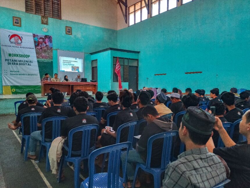 Para pemuda milenial antusias mengikuti workshop bertema 'Petani Milenial di Era Digital' bersama sukarelawan Ganjar Muda Padjadjaran (GMP) di GOR PGRI, Tanjung Kerta Sukamantri, Kecamatan Tanjungkerta, Kabupaten Sumedang, Jawa Barat, Kamis (3/8) siang. Foto: GMP