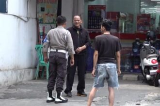 Terekam CCTV, dua pelaku perampokan diduga dilengkapi senjata tajam menyatroni minimarket di kawasan Jalan Raya Pondok Ranggon, Cipayung, Jakarta Timur, Minggu (6/8) dini hari. Tak berapa lama kejadian dilaporkan, aparat kepolisian datang menyelidiki kasusnya. Foto: Ist