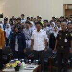 Kajati DKI Jakarta, Reda Manthovani (paling kanan depan) bersama Wakil Ketua Komisi III DPR, Habiburokhman (kedua dari kanan depan) dalam pembukaa kegiatan Jaksa Masuk Sekolah (JMS) di SMA Negeri 31 Jakarta, Selasa (8/8). Foto: Seksi Penkum Kejati DKI Jakarta