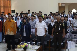 Kajati DKI Jakarta, Reda Manthovani (paling kanan depan) bersama Wakil Ketua Komisi III DPR, Habiburokhman (kedua dari kanan depan) dalam pembukaa kegiatan Jaksa Masuk Sekolah (JMS) di SMA Negeri 31 Jakarta, Selasa (8/8). Foto: Seksi Penkum Kejati DKI Jakarta