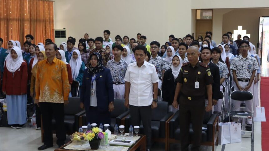 Kajati DKI Jakarta, Reda Manthovani (paling kanan depan) bersama Wakil Ketua Komisi III DPR, Habiburokhman (kedua dari kanan depan) dalam pembukaa kegiatan Jaksa Masuk Sekolah (JMS) di SMA Negeri 31 Jakarta, Selasa (8/8). Foto: Seksi Penkum Kejati DKI Jakarta