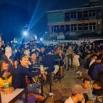 Gerakan Rakyat Desa untuk (Gardu) Ganjar Muda bersama pemudi-pemuda nonton bareng (nobar) One Piece di Cilegon Green Megablock di Jalan Ahmad Yani, Kelurahan Cibeber, Kecamatan Cibeber, Kota Cilegon, Banten, Minggu (6/8) petang. Foto: Gardu