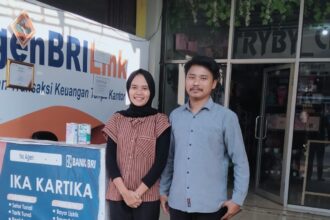 Ika Kartika (kiri), warga Dusun Cukang Padung, Desa Panjalu, Kecamatan Panjalu, Ciamis, Jawa Barat, sukses menjadi AgenBRILink. Foto: Dok BRI