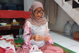 Ibunda Abidzar, Rubiati, 52, menginginkan buah hatinya Muhammad Abidzar, 16, korban penyiraman air keras dapat kembali normal seperti sedia kala, Jumat (11/8).