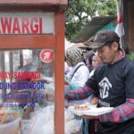 Dalam momen Jumat Berkah, warga menyerbu aneka jajanan gratis hasil borong dagangan Usaha Mikro, Kecil dan Menengah (UMKM) dari Gerakan Desa untuk (Gardu) Ganjar Daerah Tangerang Selatan di Jalan Raya Puspitek, RT 10/03, Kelurahan Muncul, Kecamatan Setu, Kota Tangerang Selatan, Banten, Jumat (11/8) siang. Foto: Gardu