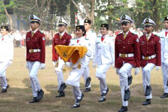 Mahasiswa, tenaga pendidik, tenaga kependidikan dan alumni Universitas Kristen Indonesia (UKI) mengikuti Upacara Pengibaran Bendera dalam rangka memperingati Hari Kemerdekaan Republik Indonesia ke-78, tanggal 17 Agustus 2023 di Lapangan UKI, Cawang.