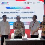 (Kiri ke kanan) Ketua Umum Kamar Dagang dan Industri (KADIN) Indonesia Arsjad Rasjid, EVP Digital Business & Technology Telkom Komang Budi Aryasa, Wakil Ketua Umum KADIN Wilayah Sulawesi Kukrit Suryo Wicaksono, dan CEO PaDi UMKM Jimmy Karisma Ramadhan di sela perhelatan Indonesia Catalogue Expo and Forum (ICEF) 2023, di Jakarta. Foto: Telkom Indonesia