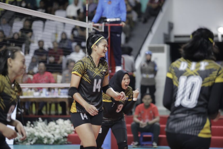 Tim tuan rumah putri Kalimantan Barat (Kalbar) memetik kemenangan perdananya pada laga hari kedua Kejuaraan Bolavoli Piala Kapolri 2023 babak delapan besar, yang berlangsung di GOR Pangsuma Pontianak, Rabu (23/8/2023). Foto/moji