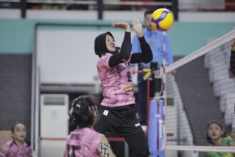 Tim putri tuan rumah Kalimantan Barat (Kalbar) membuka peluang besar, lolos ke semifinal usai memenangkan laga keduanya di Pul X babak delapan besar Kejuaraan Bolavoli Piala Kapolri 2023, di GOR Pangsuma Pontianak, Kamis (24/8/2025). Foto/moji