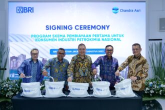 PT Bank Rakyat Indonesia (Persero) Tbk atau BRI bersama dengan PT Chandra Asri Petrochemical Tbk (Chandra Asri) melakukan penandatanganan Nota Kesepahaman (Memorandum of Understanding/MoU) untuk fasilitas pembiayaan bagi pelanggan polimer domestik Chandra Asri. Foto: Dok BRI