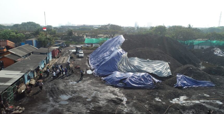 Suasana perusahaan pergudangan dan penyimpanan (stockpile) batubara yaitu PT. Trada Trans Indonesia dan PT. Tans Bara Energy di Jakarta Utara, saat diberikan sanksi administrasif oleh petugas Dinas Lingkungan Hidup DKI, Rabu (30/8). Foto: Ist