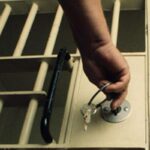 Ilustrasi penjara bagi pengunggah konten negatif seperti hoax dan ujaran kebencian. Foto: The Guardian