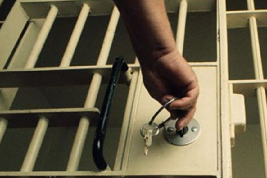 Ilustrasi penjara bagi pengunggah konten negatif seperti hoax dan ujaran kebencian. Foto: The Guardian