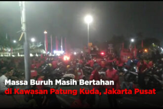 Massa Buruh Masih Bertahan di Kawasan Patung Kuda, Jakarta Pusat