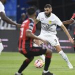 Karim Benzema bermain saat Al Ittihad mengalahkan Al Raed di Liga Arab Saudi. (AP)