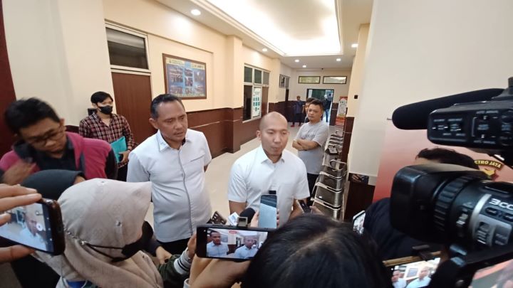 Kasat Narkoba Polres Metro Jakarta Selatan, Kompol Achmad Ardhy didampingi Wakasat Narkoba saat memberikan keterangan pada awak media di Mapolres, Kamis (3/8). Foto: Joesvicar Iqbal/ipol.id