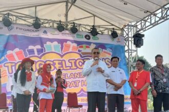 Wali Kota Tangsel Benyamin Davnie membuka acara Tangselicious 2023 di Lotte Grosir Serpong, Foto: Ipol.id / Vinolla