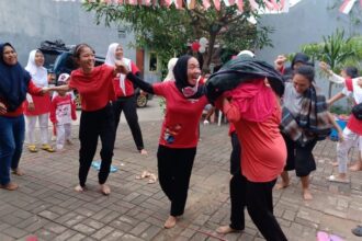 Ibu-Ibu warga Perum Griya 15, Mekarsari, Cimanggis, Depok, Jawa Barat, kompak saat mengikuti lomba estafet sarung hingga estafet air ke dalam ember dalam merayakan Hari Ulang Tahun (HUT) Ke-78 Republik Indonesia (RI), Kamis (17/8). Foto: Joesvicar Iqbal/ipol.id