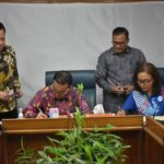 Wali Kota Jakarta Timur, Muhammad Anwar dan Direktur PT. Frisian Flag Indonesia, Winda Yunita menandatangani Berita Acara Serah Terima (BAST) penyerahan lahan fasilitas sosial (fasos) fasilitas umum (fasum) seluas 12.379 meter persegi di Ruang Rapat Khusus, Lantai 2, Gedung Blok A, Kantor Pemkot Jakarta Timur, Kamis (3/8) siang. Foto: Ist