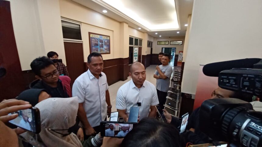 Kasat Narkoba Polres Metro Jakarta Selatan, Kompol Achmad Ardhy (kemeja putih-kanan) didampingi Wakasat Narkoba saat memberikan keterangan pada awak media di Mapolres, Kamis (3/8). Foto: Joesvicar Iqbal/ipol.id