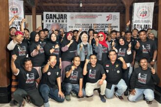 Para sukarelawan Ganjaran Buruh Berjuang (GBB) memperkuat sokongan untuk capres besutan PDIP di 2024 dengan melakukan deklarasi dan pengukuhan struktur pemenangan di 45 kecamatan se-Kabupaten/Kota Cirebon, Jawa Barat, Minggu (20/8). Foto: GBB