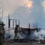 Sejumlah petugas Damkar memadamkan api yang melumat rumah bedeng di Jalan Inspeksi Kirana, RT 6/9, Cakung Barat, Cakung, Jakarta Timur pada Minggu (27/8) sekitar pukul 06.27 WIB. Foto: Ist