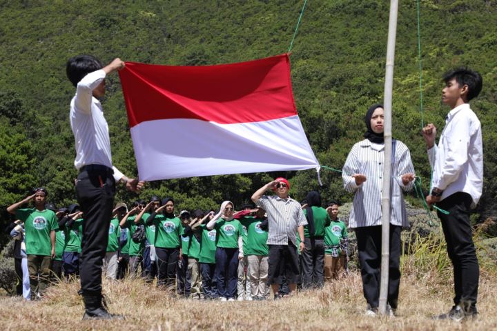 Komunitas Ojek Online (Kajol) Indonesia memperingati Hari Ulang Tahun (HUT) ke-78 Republik Indonesia (RI) dengan melaksanakan Upacara Kemerdekaan Indonesia bersama sekitar 50 anak muda dan driver ojol di Gunung Papandayan, Kecamatan Cisurupan, Kabupaten Garut, Jawa Barat, Kamis (17/8). Foto: Kajol