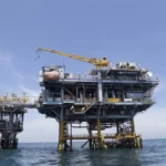 Eksplorasi minyak lepas pantai.