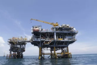 Eksplorasi minyak lepas pantai.