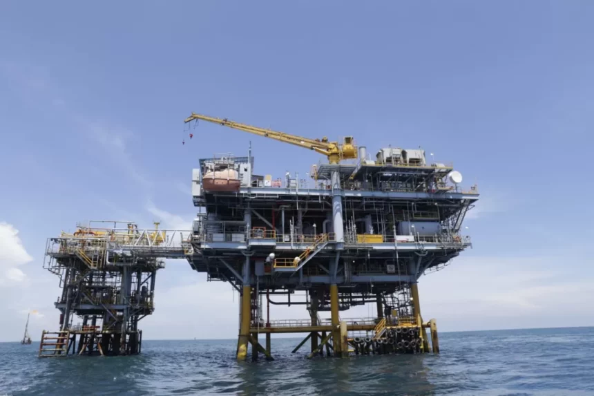 Eksplorasi minyak lepas pantai.