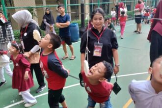 Ratusan anak-anak Warga Cinta Kalibata City merayakan Hari Ulang Tahun (HUT) Ke-78 Republik Indonesia (RI) dengan mengikuti lomba makan kerupuk di Lapangan Basket, Apartemen Kalibata City, Pancoran, Jakarta Selatan, Kamis (17/8) siang. Foto: Joesvicar Iqbal/ipol.id
