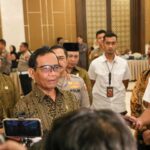 Menteri Koordinator Politik Hukum dan Keamanan (Menkopolhukam), Mahfud MD saat ditemui setelah menghadiri Perayaan HUT Komisi Kepolisian Nasional 2023 di Hotel Sultan, Jakarta, Senin (21/8). Foto: Humas Kemenkopolhukam