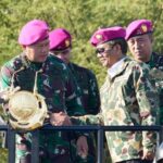 Menteri Koordinator Politik Hukum dan Keamanan (Menkopolhukam), Mahfud MD saat dianugerahi warga kehormatan Korps Marinir TNI Angkatan Laut. Foto: Kemenkopolhukam