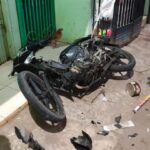 Satu unit motor rusak dalam peristiwa tawuran antara dua kelompok remaja yang pecah di sekitar Taman Pemakaman Umum (TPU) Prumpung, Cipinang Besar Utara, Jatinegara, Jakarta Timur, Senin (14/8) malam. Foto: Ist