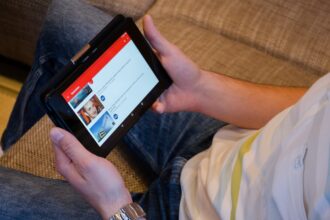 Ilustrasi tayangan anak-anak LGBT yang lolos youtube.