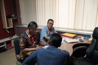 Dua pejabat KONI Sumsel, SR dan AT saat menjalani pemeriksaan di Kantor Kejati Sumsel. Foto: Seksi Penkum Kejati Sumsel