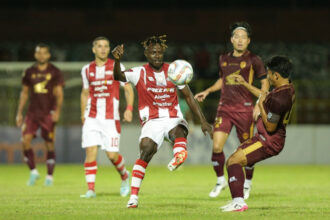 Aksi Moussa Sidibe saat melawan PSM Makassar. (LIB)