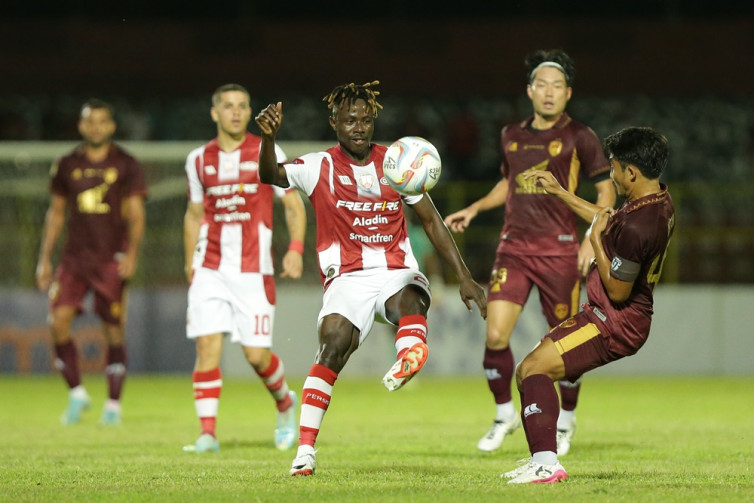 Aksi Moussa Sidibe saat melawan PSM Makassar. (LIB)