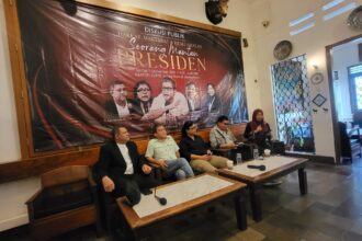 Pengamat politik, Rocky Gerung bersama Ahli Hukum Tata Negara, Bivitri Susanti, Pengamat Politik, Pangi Syarwi Chaniago, dan Pakar Hukum Tata Negara, Fahri Bachmid dalam diskusi publik bertajuk 'Harkat, Martabat dan Keselamatan Seorang Mantan Presiden', di Bakoel Koffie, Cikini, Jakarta Pusat, Jumat (1/9) siang. Foto: Joesvicar Iqbal/ipol.id