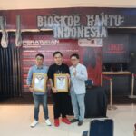 Founder Asosiasi Rekor Indonesia, Halim Sugiarto saat menganugerahkan piagam penghargaan rekor kepada Peter Vendel dari Royal Range Entertainment dan Agus Widodo, perwakilan mall Season City di Jl. Prof. Dr. Latumeten, No. 33, Jakarta Barat, Jumat (1/9) siang. Foto: Joesvicar Iqbal/ipol.id