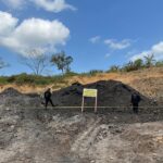 Aparat kepolisian memberikan pemasangan garis police line di lokasi penambangan ilegal di kawasan Tahura Bukit Soeharto, Samboja, Kukar, Kalimantan Timur (Kaltim), belum lama ini. Foto: Ist