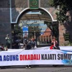 Aksi unjuk rasa yang digelar oleh Gerakan Muda Samosir (GMS) di depan Gedung Kejagung, Jakarta, Selasa (5/9). Foto: GMS