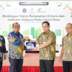 Direktur Utama Perumda Pasar Jaya, Agus Himawan Widiyanto dan Yusiono A. Supalal selaku Kepala Bidang Pengelolaan Sampah dan Limbah B3 Dinas Lingkungan Hidup Provinsi DKI Jakarta serta jajaran dalam Bimbingan Teknis (Bimtek) Pemenuhan Kriteria dan Indikator Adipura pada Lokasi Pasar di Aula Pasar Induk Kramat Jati, Jakarta Timur, Kamis (7/9). Foto: Ist