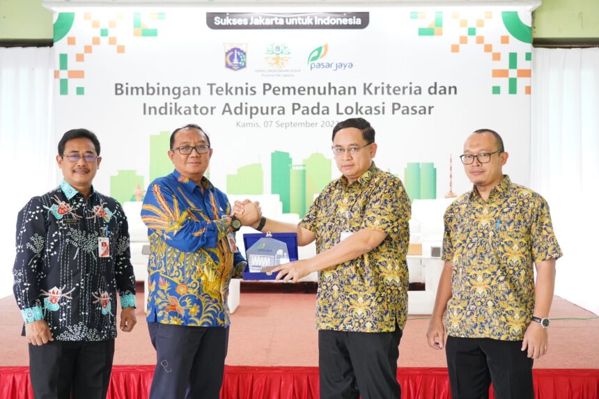 Direktur Utama Perumda Pasar Jaya, Agus Himawan Widiyanto dan Yusiono A. Supalal selaku Kepala Bidang Pengelolaan Sampah dan Limbah B3 Dinas Lingkungan Hidup Provinsi DKI Jakarta serta jajaran dalam Bimbingan Teknis (Bimtek) Pemenuhan Kriteria dan Indikator Adipura pada Lokasi Pasar di Aula Pasar Induk Kramat Jati, Jakarta Timur, Kamis (7/9). Foto: Ist