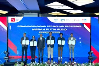 Foto (1): Wakil Menteri BUMN Rosan Roeslani (ketiga dari kiri); dari kiri ke kanan, CEO BNI Ventures Eddi Danusaputro, CEO TMI Mia Melinda, CEO MDI Ventures Donald Wihardja, CEO BRI Ventures Nicko Widjaja, dan CEO Mandiri Capital Indonesia Dennis Pratistha saat acara penandatanganan perjanjian partisipasi Merah Putih Fund (MPF), Senin (4/9) di Jakarta. Foto: Telkom Indonesia