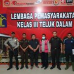 Kejaksaan Negeri Nias Selatan menahan seorang tersangka dalam kasus dugaan korupsi pembangunan Ruang Praktik Siswa (RPS) Agrobisnis Tanaman Pangan dan Holtikultura pada SMK Negeri 2 Siduaori, Kabupaten Nias Selatan TA 2021. Foto: Kejari Nias Selatan